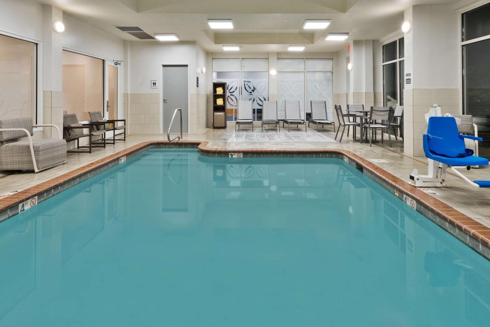 Hilton Garden Inn Birmingham/Lakeshore Drive Exterior photo